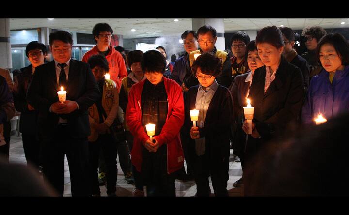 Anxious parents pray for the children aboard the South Korean ferry
