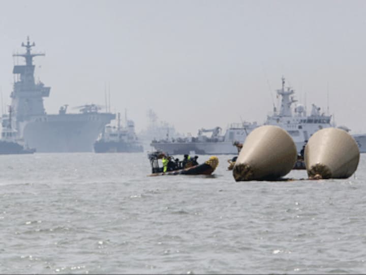 S-Korea ferry disaster: 113 dead, hunt on for 199 missing people 