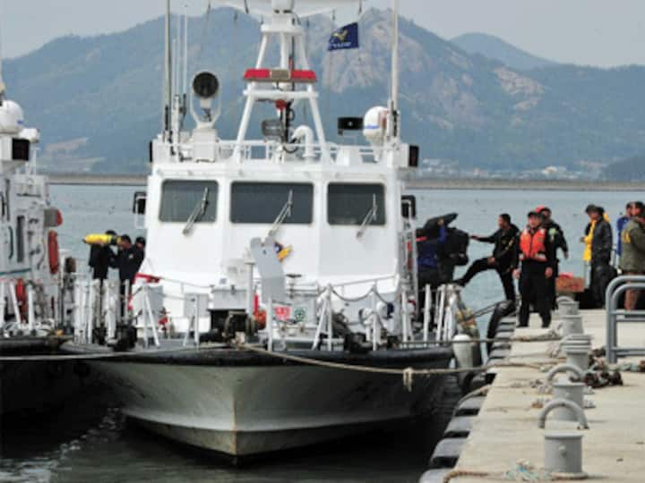 South Korea ferry: Three bodies found in cabins South Korea ferry: Three bodies found in cabins