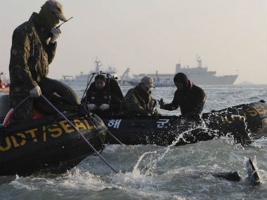 S-Korea ferry toll hits 159, but wait continues for many  S-Korea ferry toll hits 159, but wait continues for many