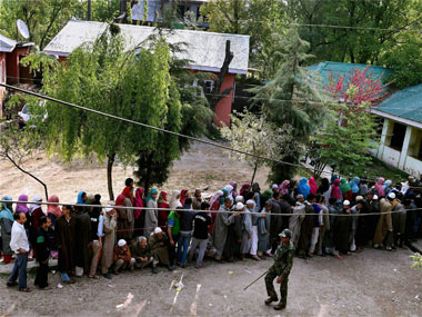Srinagar city voters bends to separatists' theat, rural areas defy it Srinagar city voters bends to separatists' theat, rural areas defy it