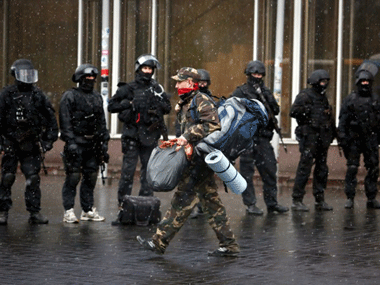 Ukraine orders disarming of armed groups after shooting in Kiev Ukraine orders disarming of armed groups after shooting in Kiev