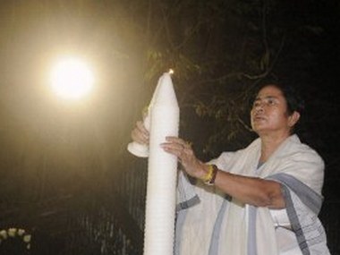 TMC workers manhandle EC staff as Mamata plays victim TMC workers manhandle EC staff as Mamata plays victim