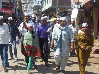 Dhingra campaigning in the streets of Bhopal. 