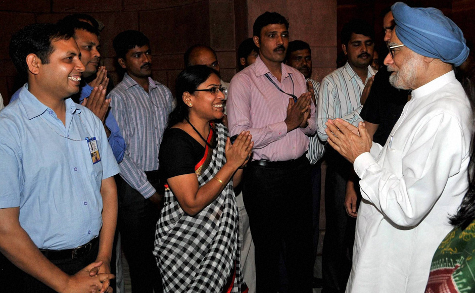 After 10 years in office, Manmohan Singh bids adieu to PMO staff After 10 years in office, Manmohan Singh bids adieu to PMO staff
