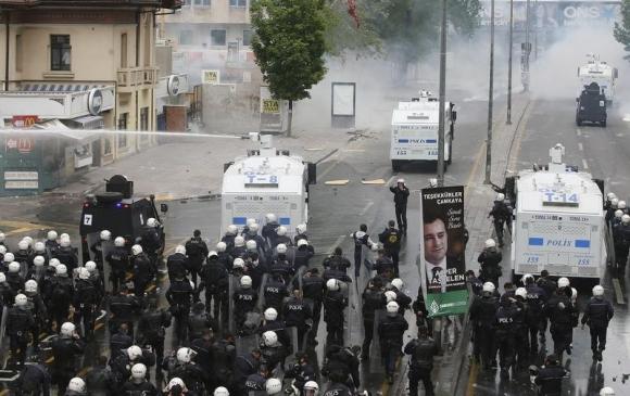 Riot Police Clash With May Day Protesters In Istanbul World News