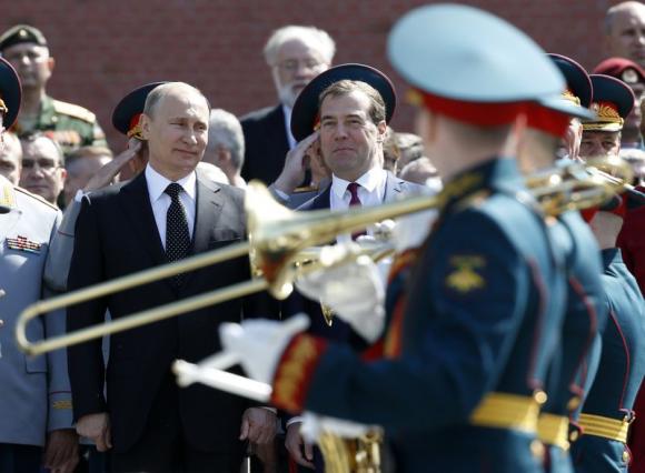 Putin keeps Russians, West guessing with Ukraine shift Putin keeps Russians, West guessing with Ukraine shift