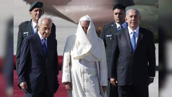 As Mideast trip nears end, Pope navigates minefield of symbols