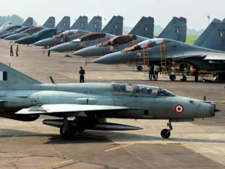 MiG-21 jet crashes into field in south Kashmir, pilot dead