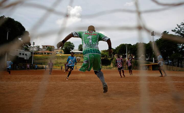 Images: Alexandre Toledo, the goalie who plays on one leg
