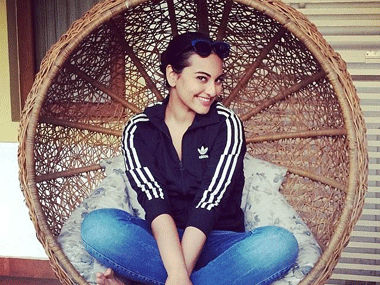 Sonakshi Sinha impresses Rajinikanth during Lingaa shoot Sonakshi Sinha impresses Rajinikanth during Lingaa shoot