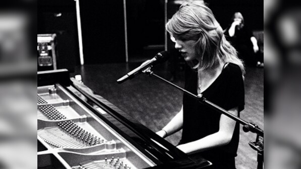 John Mayer trying hard to win back ex-girlfriend Taylor Swift ?