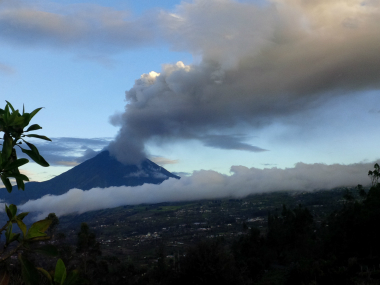Thousands flee Bali over volcano eruption fears; Mount Agung belches smoke up to 700 metres Thousands flee Bali over volcano eruption fears; Mount Agung belches smoke up to 700 metres