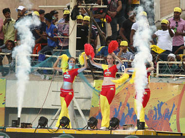 Unruly fans hurl water bottles at cheerleaders, run them off Unruly fans hurl water bottles at cheerleaders, run them off