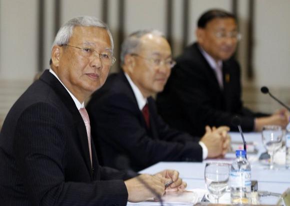 Thai PM in crisis meeting with Senate as protesters move to oust him Thai PM in crisis meeting with Senate as protesters move to oust him