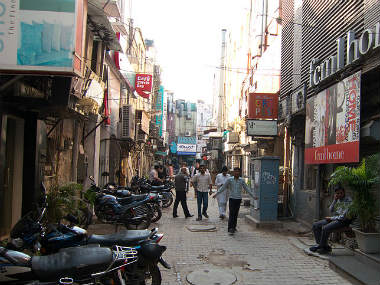 Phone call claiming bomb planted in New Delhi's Khan Market triggers panic, bomb squad rushed to spot Phone call claiming bomb planted in New Delhi's Khan Market triggers panic, bomb squad rushed to spot