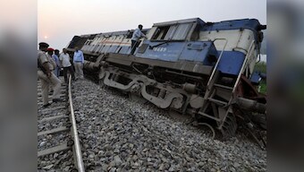 Maharashtra: Passenger train derails, 10 feared dead