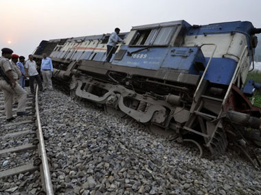 Maharashtra: Passenger train derails, 10 feared dead Maharashtra: Passenger train derails, 10 feared dead