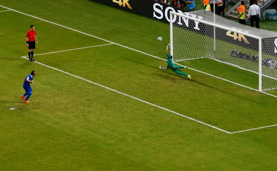 Costa Rica's Keilor Navas saves Greece's Theofanis Gekas' penalty shot during a shootout in their 2014 World Cup round of 16 game at the Pernambuco arena in Recife June 29, 2014. REUTERS