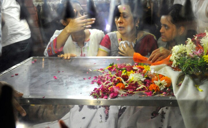 Gopinath Munde's final stop in Mumbai: Uddhav, Chavan pay respects
