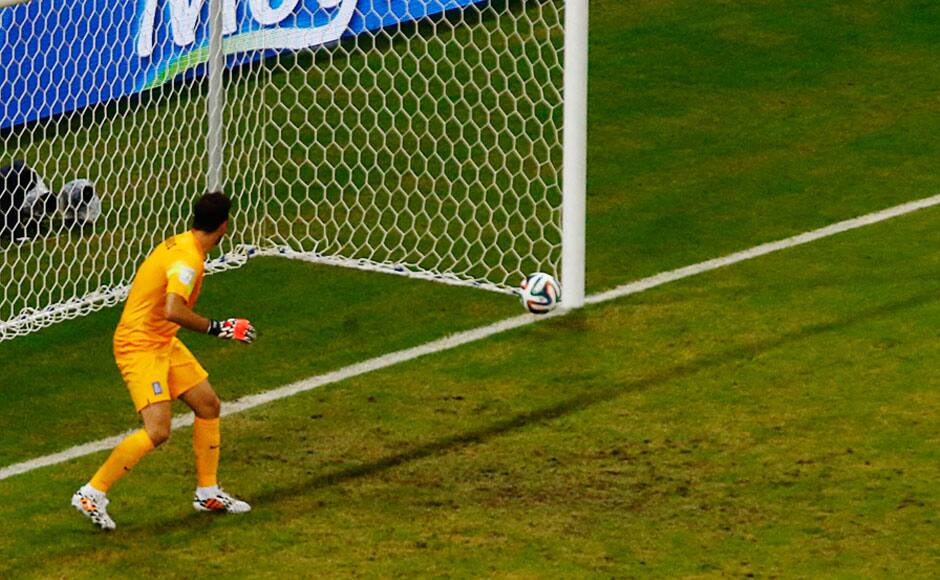Greece's Orestis Karnezis watches as Costa Rica's Bryan Ruiz (unseen) scores during their 2014 World Cup round of 16 game at the Pernambuco arena in Recife June 29, 2014. REUTERS