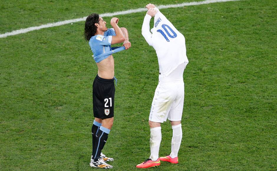 Uruguay's Edinson Cavani (L) exchanges jerseys with England's Wayne Rooney after the match. Reuters