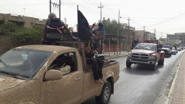 Iraqi insurgents work for hearts and minds in northern city Iraqi insurgents work for hearts and minds in northern city