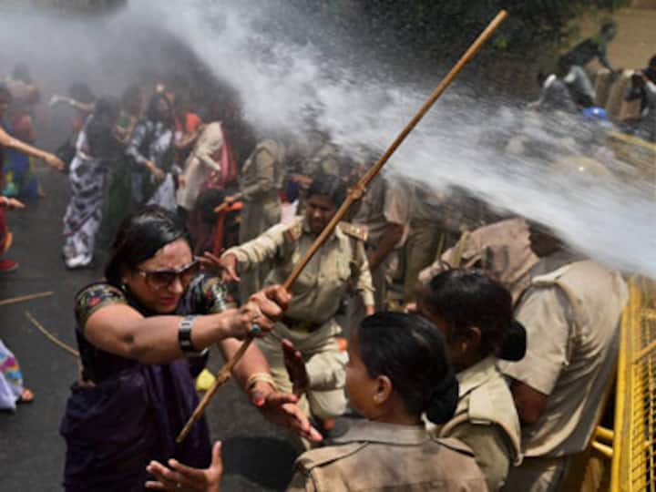 Police use water cannons on protesters outside Akhilesh's house