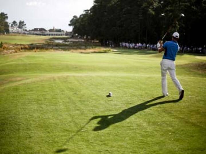 Martin Kaymer seizes US Open lead with 65; Mickelson five back Martin Kaymer seizes US Open lead with 65; Mickelson five back