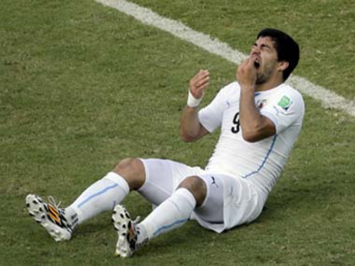 Luis Suarez Melts Down During Brazilian League Game (Video)