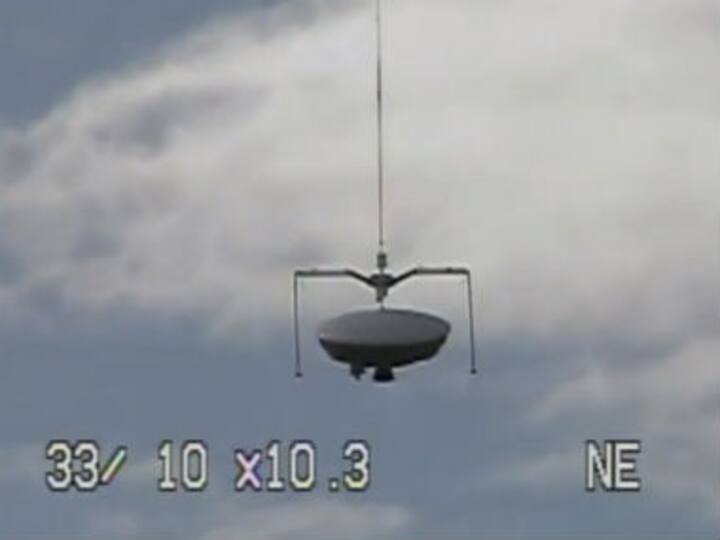 Nasa's 'flying saucer' for Mars splashes back down after test