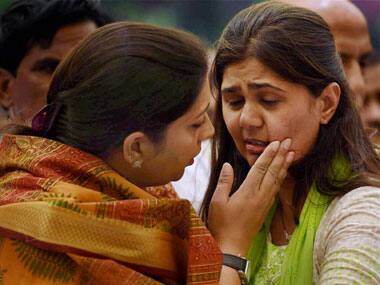 Gopinath Munde cremated, daughter Pankaja lights funeral pyre