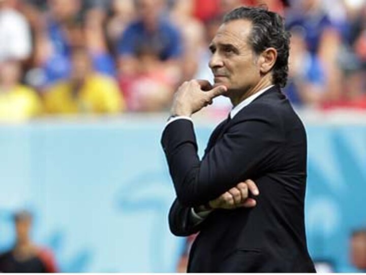 The drastically different styles of World Cup coaches