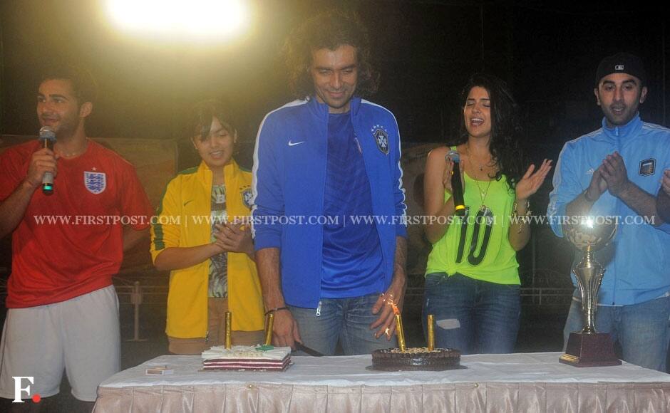 Imtiaz Ali cuts a cake at a promotional event of Lekar Hum Deewana Dil along with Ranbir Kapoor, Deeksha Seth and Armaan Jain. Sachin Gokhale/Firstpost 