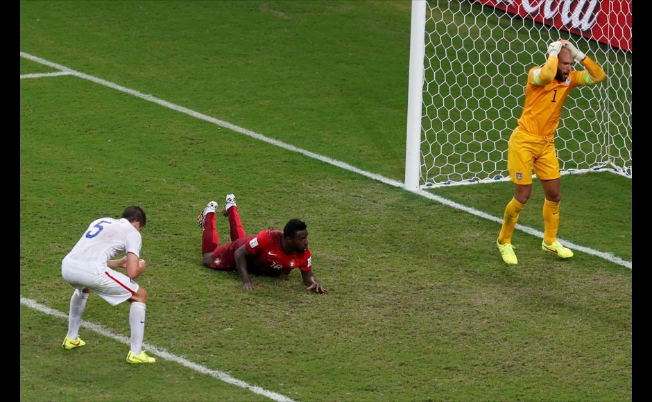 Portugal's Varela (C) scores their second goal as Tim Howard (R) of the U.S. reacts during their 2014 World Cup G soccer match at the Amazonia arena in Manaus June 22, 2014. REUTERS