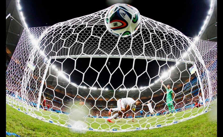 Clint Dempsey (C) of the U.S. knocks the ball into the net to score against Portugal during their 2014 World Cup Group G soccer match at the Amazonia arena in Manaus June 22, 2014. REUTERS