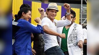 KKR felicitation: Shah Rukh Khan lights up Eden with kisses, dance