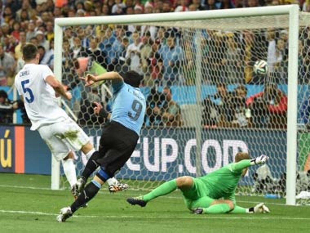 Suarez strikes twice as Uruguay beat England, 2-1