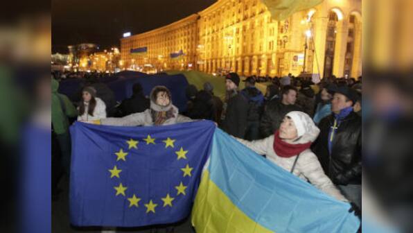 Ukraine prez talks to Putin, Merkel, Hollande in a bid to settle conflict