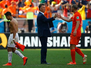 Netherlands coach Louis van Gaal (C) congratulates Ron Vlaar after their team's win over Chile. Reuters