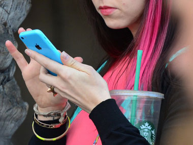 Police must get warrant before searching cellphones, rules US court Police must get warrant before searching cellphones, rules US court