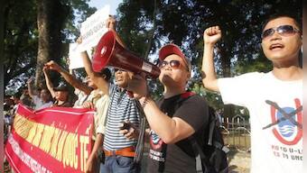 Vietnam says China moving rig; China denies sending warships