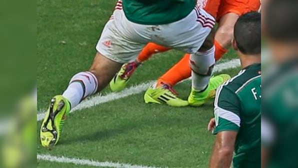 Controversial injury-time penalty gives Netherlands 2-1 victory over Mexico