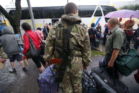 Ukraine says Russian army officers fighting alongside rebels Ukraine says Russian army officers fighting alongside rebels