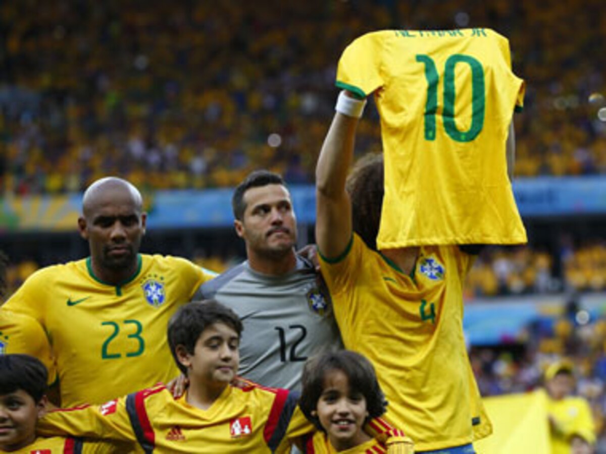 David Luiz held up a Neymar jersey during Brazil's national anthem 