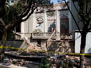 Strong quake hits Mexico, Guatemala; at least 3 dead Strong quake hits Mexico, Guatemala; at least 3 dead