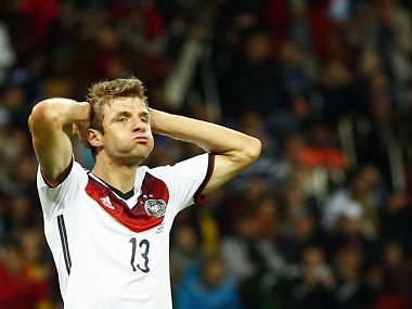 Viral Video: Thomas Müller falls over in comedy free-kick routine Viral Video: Thomas Müller falls over in comedy free-kick routine