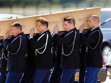 MH17 bodies arrive in Netherlands amid nationwide grieving MH17 bodies arrive in Netherlands amid nationwide grieving
