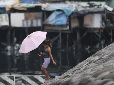 Typhoon Rammasun shuts down Phillipine capital, four dead Typhoon Rammasun shuts down Phillipine capital, four dead