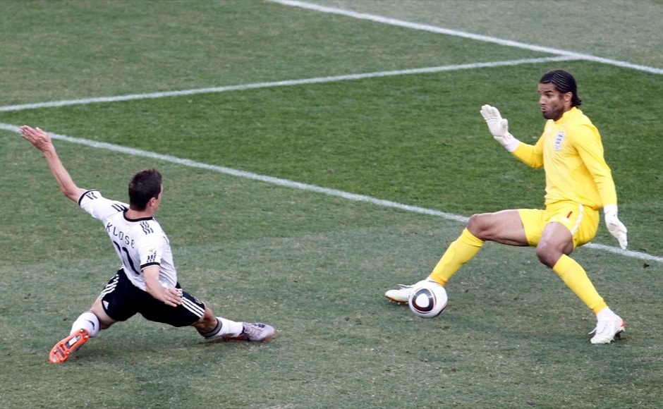 Germany's Miroslav Klose (L) scores a goal past England's goalkeeper David James during a 2010 World Cup second round soccer match at Free State stadium in Bloemfontein June 27, 2010. REUTERS